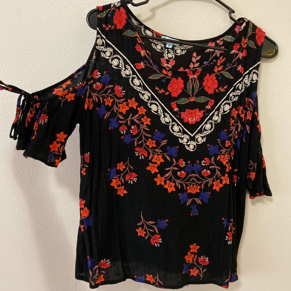 Open shoulder shirt
